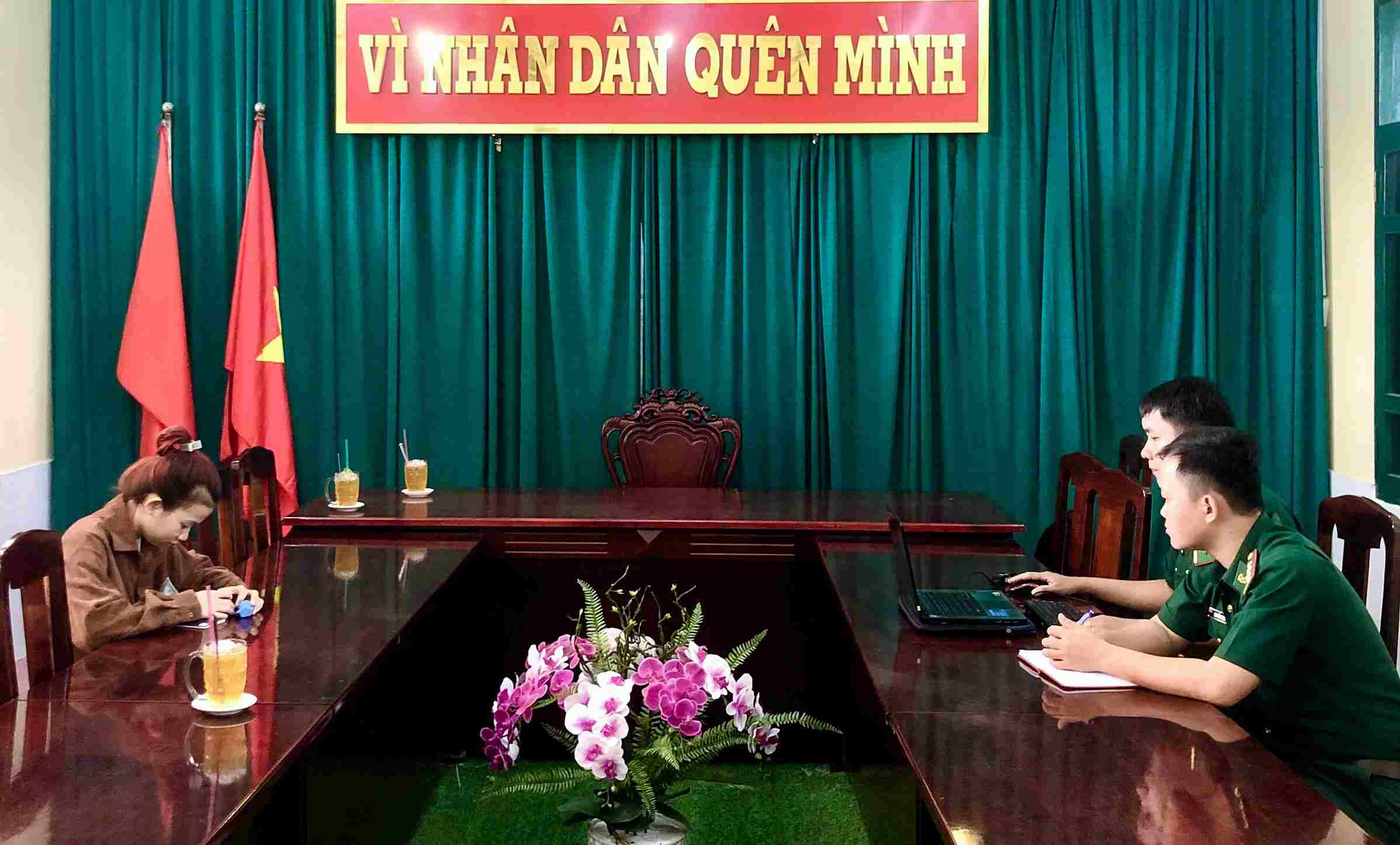 Đối tượng Ngô Thị Mỹ Yên (Vĩnh Châu, Sóc Trăng) làm với cán bộ điều tra BĐBP tỉnh Sóc Trăng về hành vi mua bán người dưới 16 tuổi. Ảnh: Văn Long