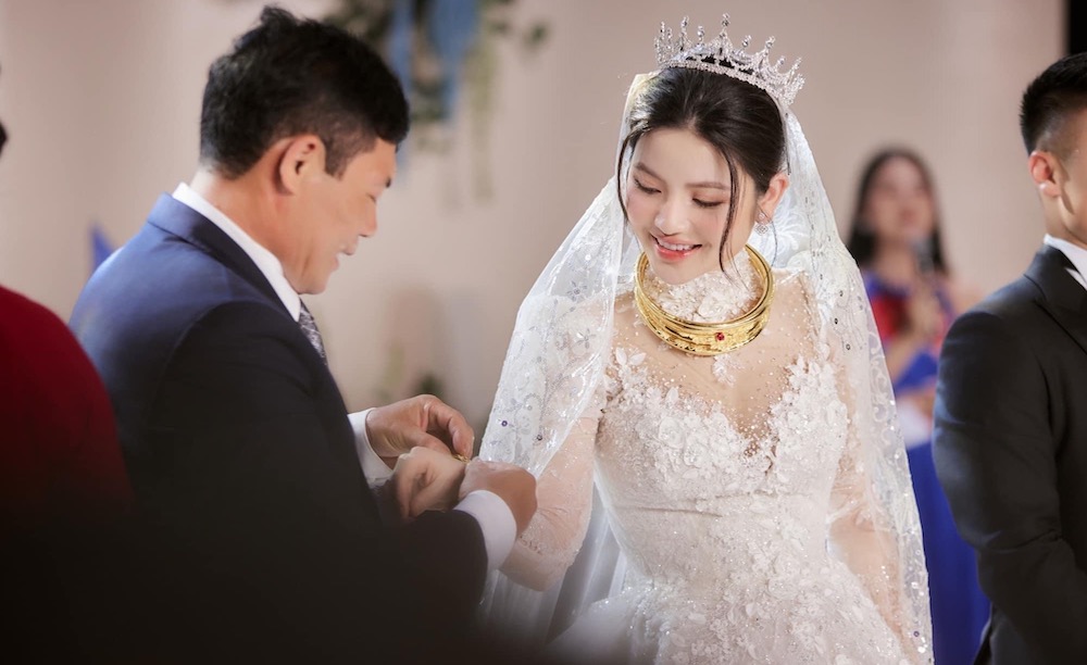 Bố mẹ hai bên trao quà cưới cho vợ chồng Quang Hải. Ảnh: NVCC