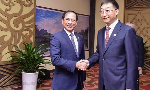 Bộ trưởng Bộ Ngoại giao Bùi Thanh Sơn (trái) và Bí thư tỉnh Quảng Tây Lưu Ninh. Ảnh: Bộ Ngoại giao