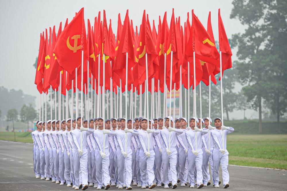 Khối cờ Đảng, cờ Tổ quốc tại buổi hợp luyện diễu binh, diễu hành kỷ niệm 70 năm chiến thắng Điện Biên Phủ. Ảnh: T.Vương