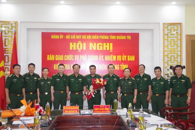 Trung tá Hồ Phú Vinh được bàn giao chức vụ Phó Chính ủy Bộ đội Biên phòng tỉnh Quảng Trị. Ảnh: Bộ đội Biên phòng