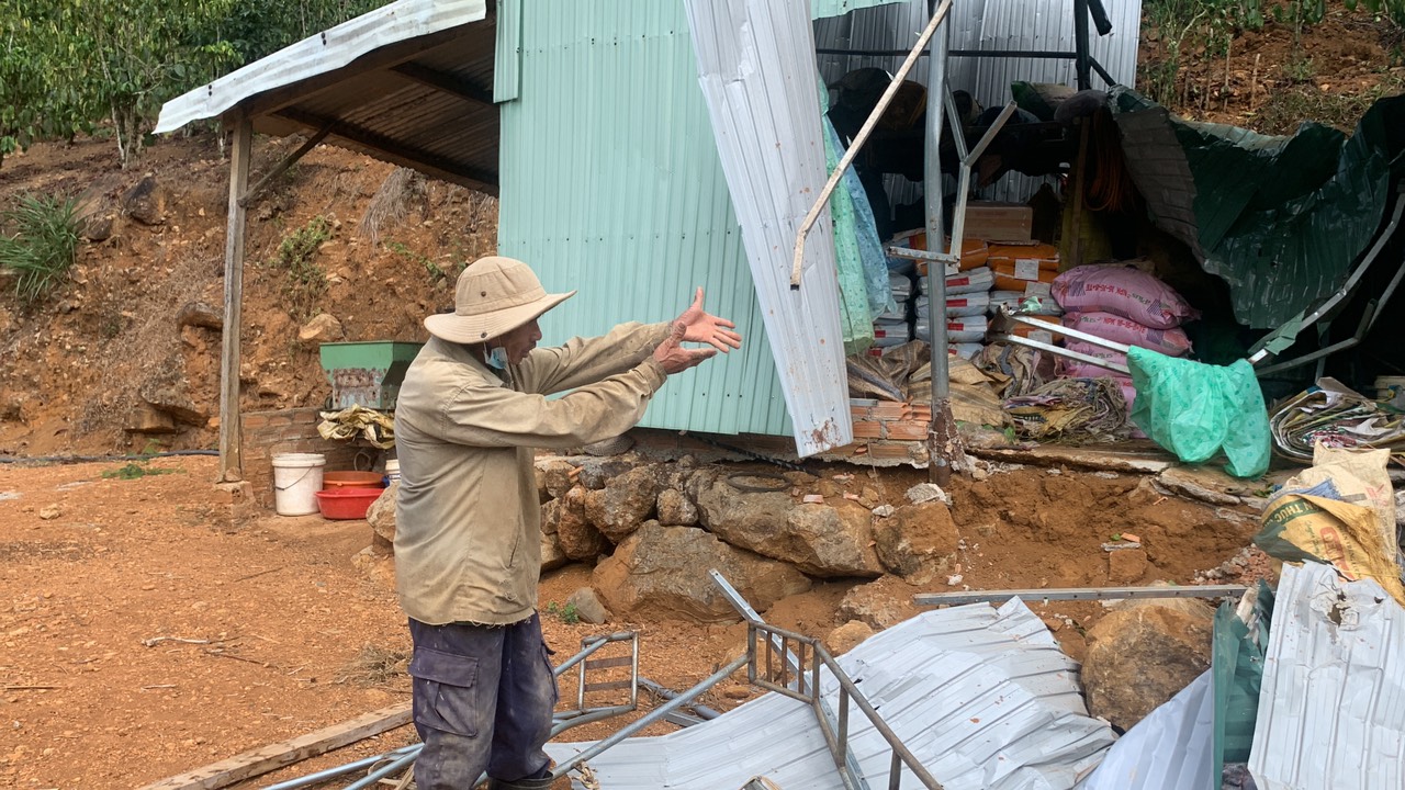 Đoàn cán bộ huyện Bảo Lâm đã ghi nhận sự việc, kiến nghị của người dân và kiểm tra khối đá có nguy cơ rơi tại mỏ đá Thái Sơn.