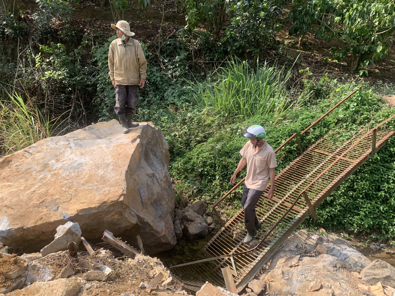 Theo lãnh đạo UBND xã Lộc Thành, vào trưa 3.4, sau tiếng nổ lớn tại khu vực mỏ đá Thái Sơn), một tảng đá lớn từ trên đỉnh đồi đã lăn xuống làm sập chòi, sập cầu và cày nát vườn tược của người dân. Ảnh: Mai Hương