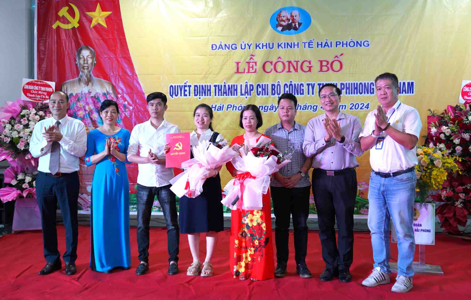 Lãnh đạo Đảng ủy Khu kinh tế Hải Phòng trao quyết định thành lập Chi bộ Đảng Công ty TNHH Phihong. Ảnh: Mai Dung