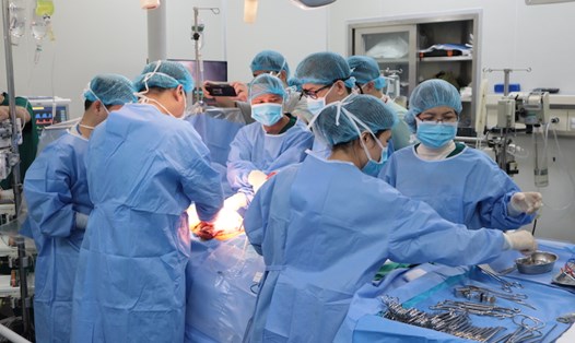 Hình ảnh ca phẫu thuật lấy- ghép tạng từ nguồn tạng hiến của điều dưỡng Bệnh viện E, cứu sống bệnh nhân. Ảnh: BVCC
