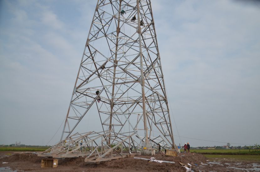 Thi công cột điện đường dây 500kV mạch 3 đoạn qua địa phận tỉnh Ninh Bình. Ảnh: Nguyễn Trường