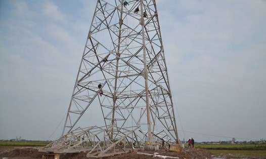 Thi công cột điện đường dây 500kV mạch 3 đoạn qua địa phận tỉnh Ninh Bình. Ảnh: Nguyễn Trường