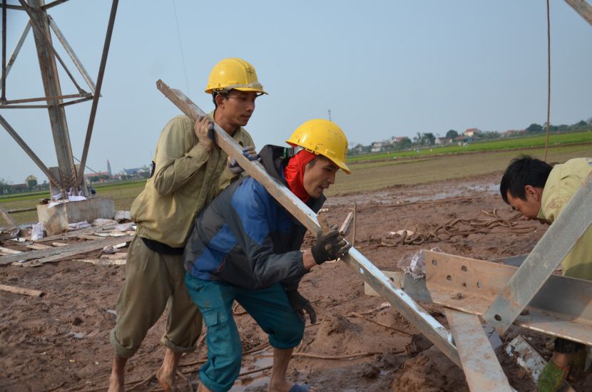 Công nhân hối hả thi công cột điện dưới khu vực đồng ruộng (đoạn qua địa phận tỉnh Ninh Bình). Ảnh: Nguyễn Trường