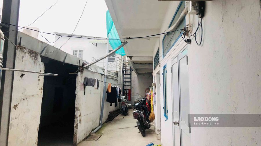 Những căn phòng trọ có diện tích nhỏ khiến người thuê khó quản lý xe vì không thể mang vào phòng. Ảnh: Bích Ngọc