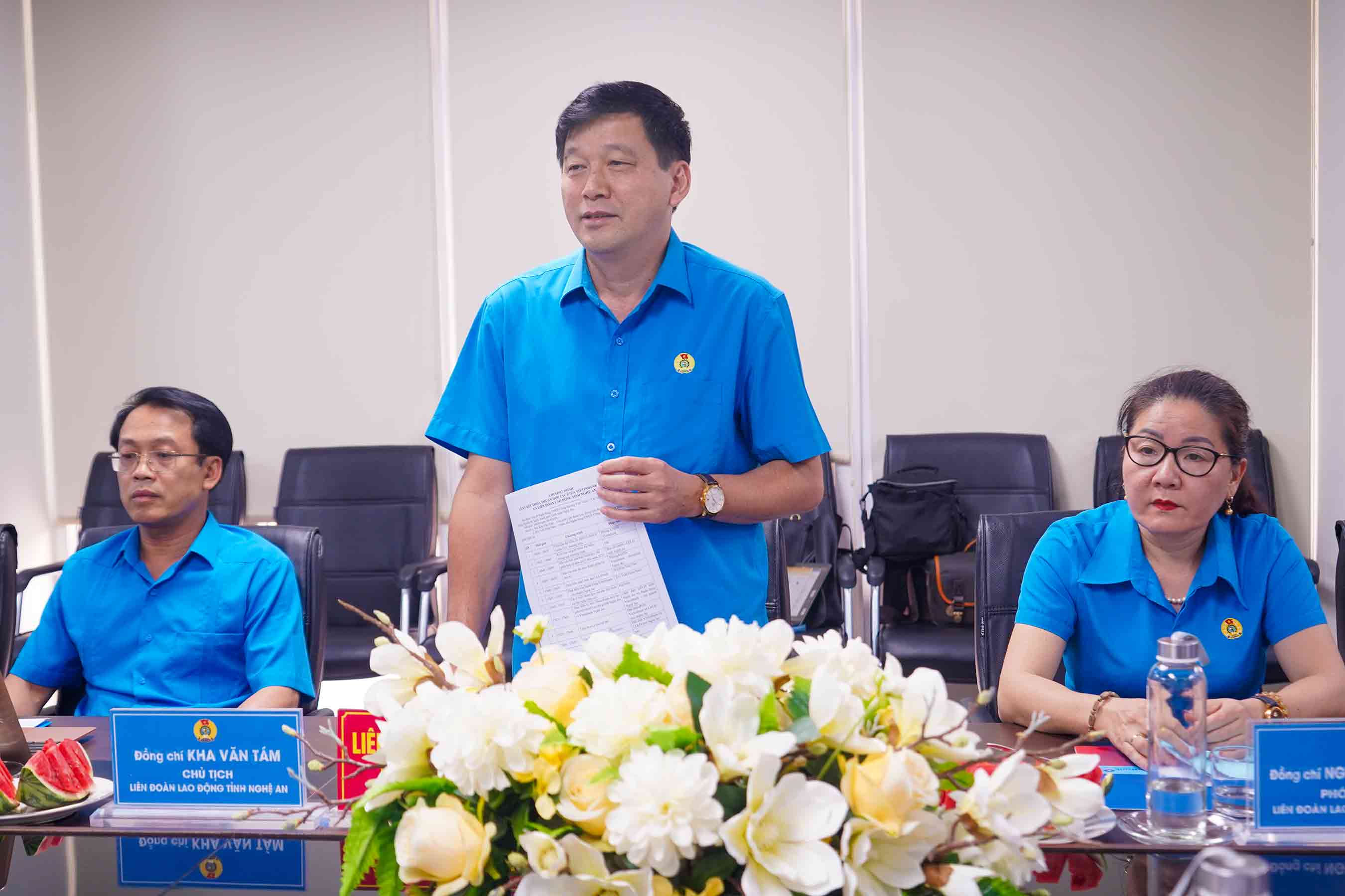 Ông Kha Văn Tám  - Chủ tịch Liên đoàn Lao động tỉnh Nghệ An phát biểu tại chương trình. Ảnh: Duy Chương.