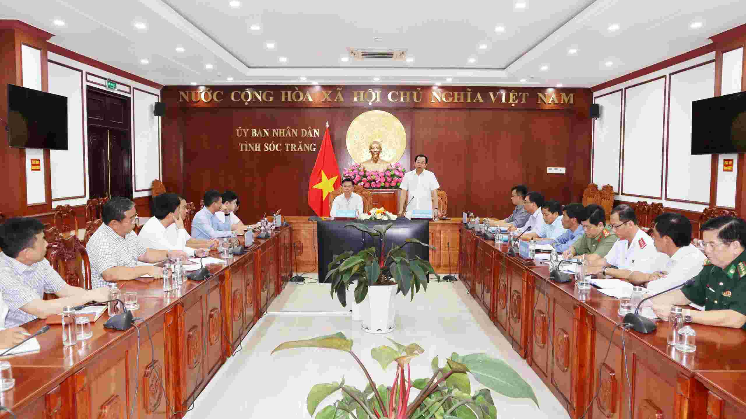 Lãnh đạo tỉnh Sóc Trăng làm việc với Ban quản lý Dự án Mỹ Thuận. Ảnh: Quang Bình