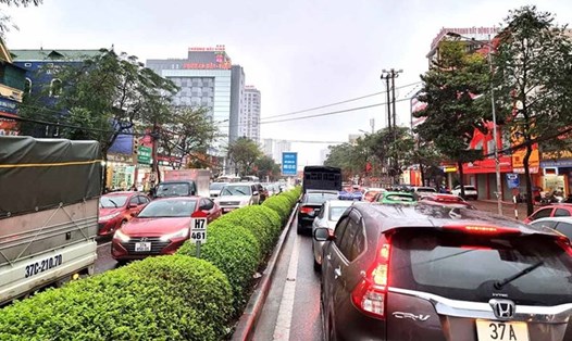 Tình trạng ùn tắc giao thông xảy ra tại đường Lê Lợi (TP. Vinh, Nghệ An). Ảnh: Quang Đại