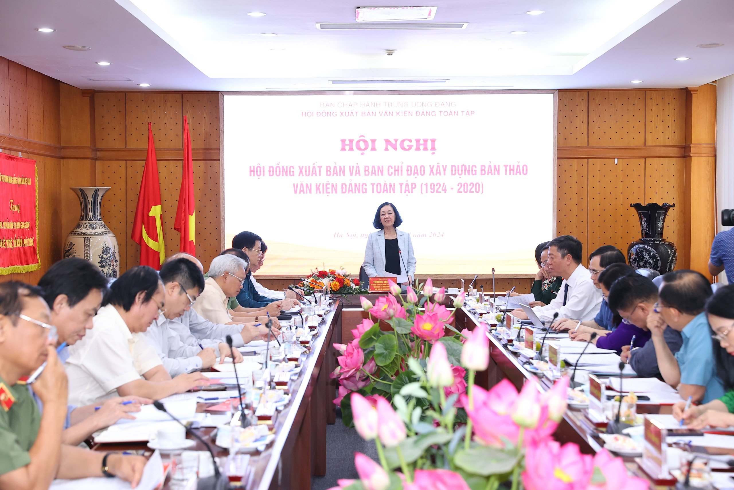 Ủy viên Bộ Chính trị, Thường trực Ban Bí thư, Trưởng Ban Tổ chức Trung ương Trương Thị Mai - Chủ tịch Hội đồng Xuất bản Văn kiện Đảng Toàn tập (1924 - 2020) - phát biểu tại Hội nghị. Ảnh: T.Vương