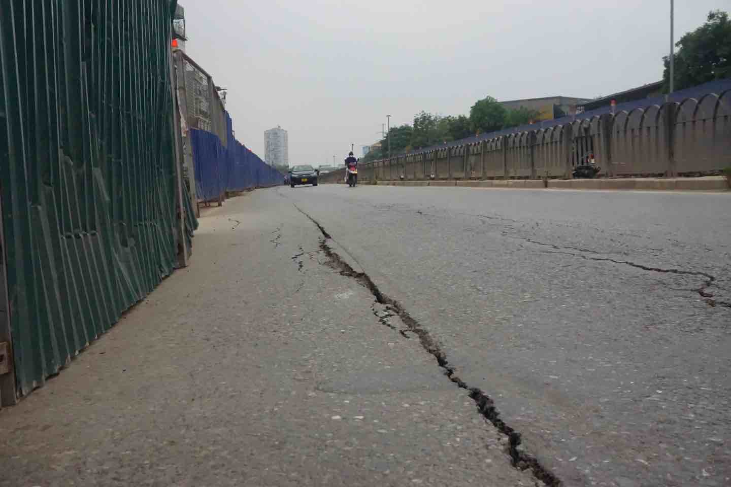 Nhiều vết nứt xuất hiện trên tuyến đường Âu Cơ (Tây Hồ, Hà Nội) tiềm ẩn nhiều rủi ro. Ảnh: Nhật Minh