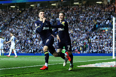 Mason Mount ăn mừng trước cổ động viên Leeds United sau khi ghi bàn. Ảnh: The Guardian