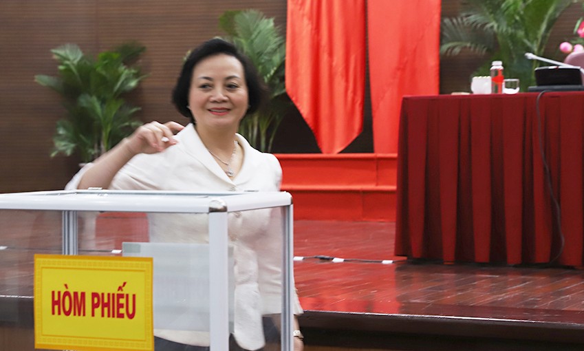 Bộ trưởng Nội vụ Phạm Thị Thanh Trà bỏ phiếu giới thiệu nhân sự. Ảnh: Anh Cao