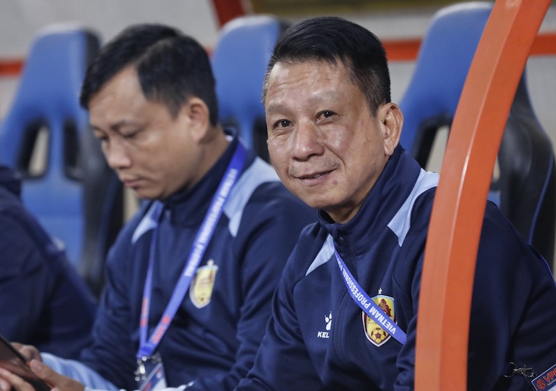 Huấn luyện viên Văn Sỹ Sơn không hài lòng về Đình Bắc. Ảnh: VPF