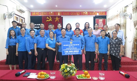 Chủ tịch Liên đoàn Lao động tỉnh Phú Thọ Hà Đức Quảng (thứ 6 từ trái qua) trao kinh phí hỗ trợ xây 2 nhà mái ấm công đoàn cho công nhân, viên chức, lao động tỉnh Điện Biên. Ảnh: Trung Hiếu 