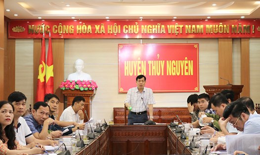 Phó Chủ tịch UBND huyện Thủy Nguyên Nguyễn Văn Viển  chủ trì Hội nghị lên phương án cưỡng chế kiểm kê đất tại Dự án. Ảnh: Cổng TTĐT Thủy Nguyên