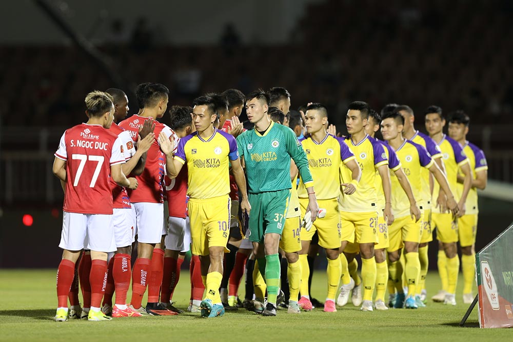 Tối 4.4, Hà Nội FC (áo vàng) có chuyến làm khách đến sân của câu lạc bộ TPHCM ở lượt trận vòng 15 Night Wolf V.League 2023-2024.