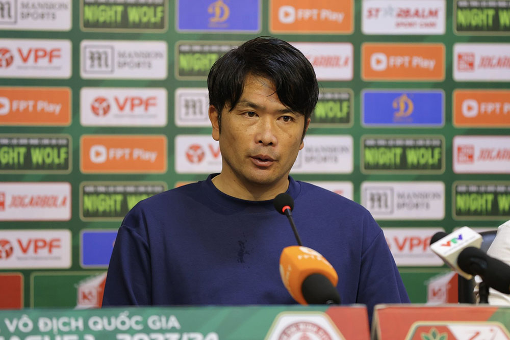 Huấn luyện viên Daiki Iwamasa tham dự họp báo sau trận Hà Nội FC - TPHCM. Ảnh: Thanh Vũ