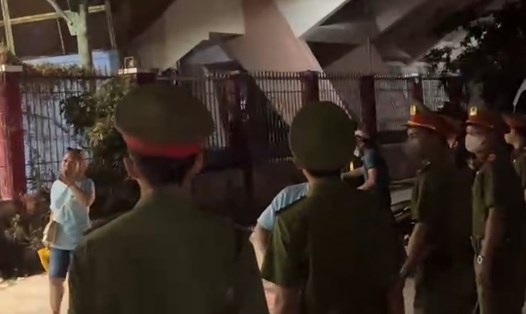 Cổ động viên tập trung ngoài sân để phản ứng trọng tài trận Khánh Hòa - Hồng Lĩnh Hà Tĩnh. Ảnh cắt từ video