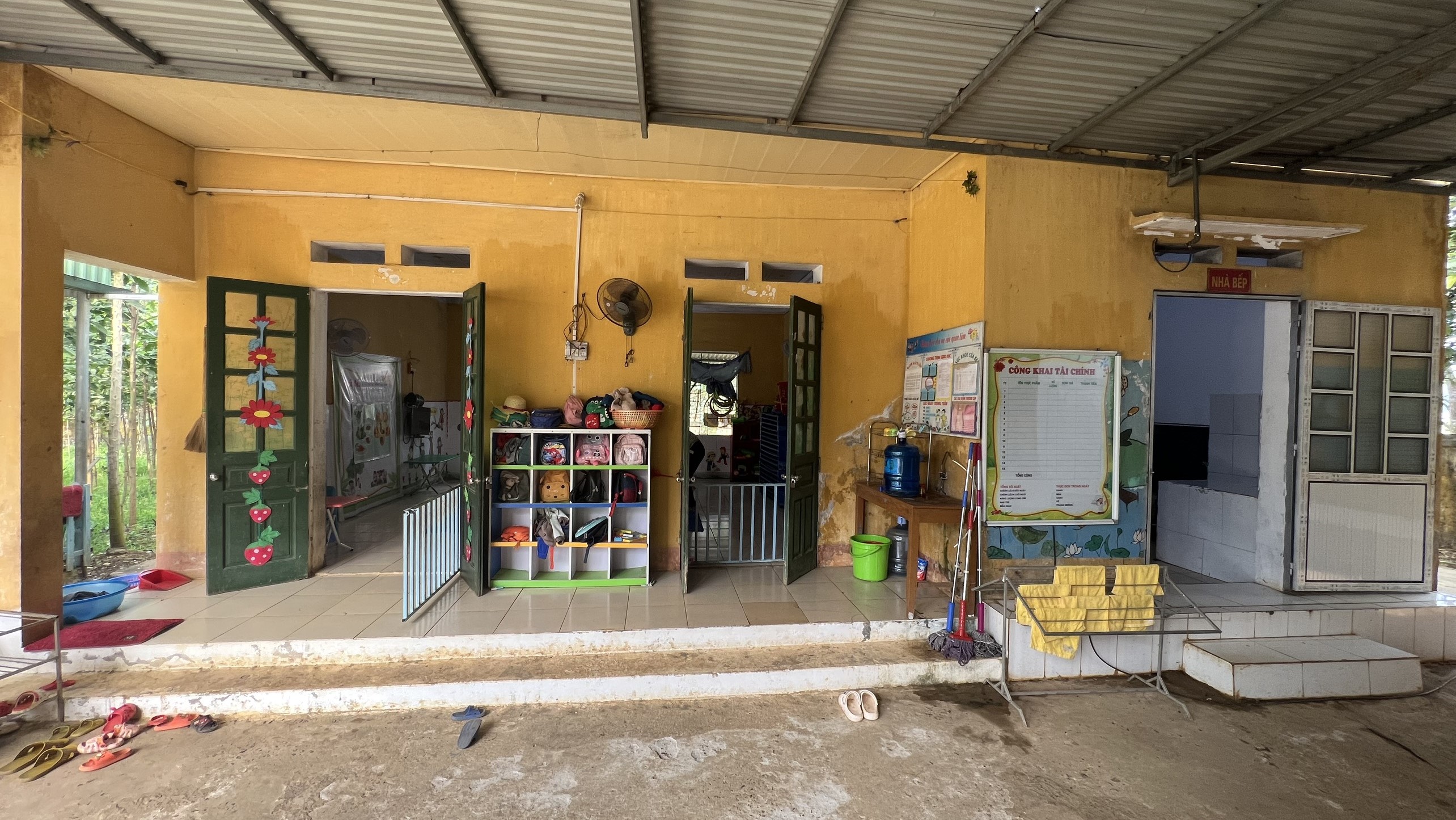 Do thiếu cơ sở vật chất nên 1 lớp học của Điểm lẻ chi Khải Cai đang phải dùng nhà bếp ăn để làm lớp học tạm cho nhóm trẻ 24-36 tháng.