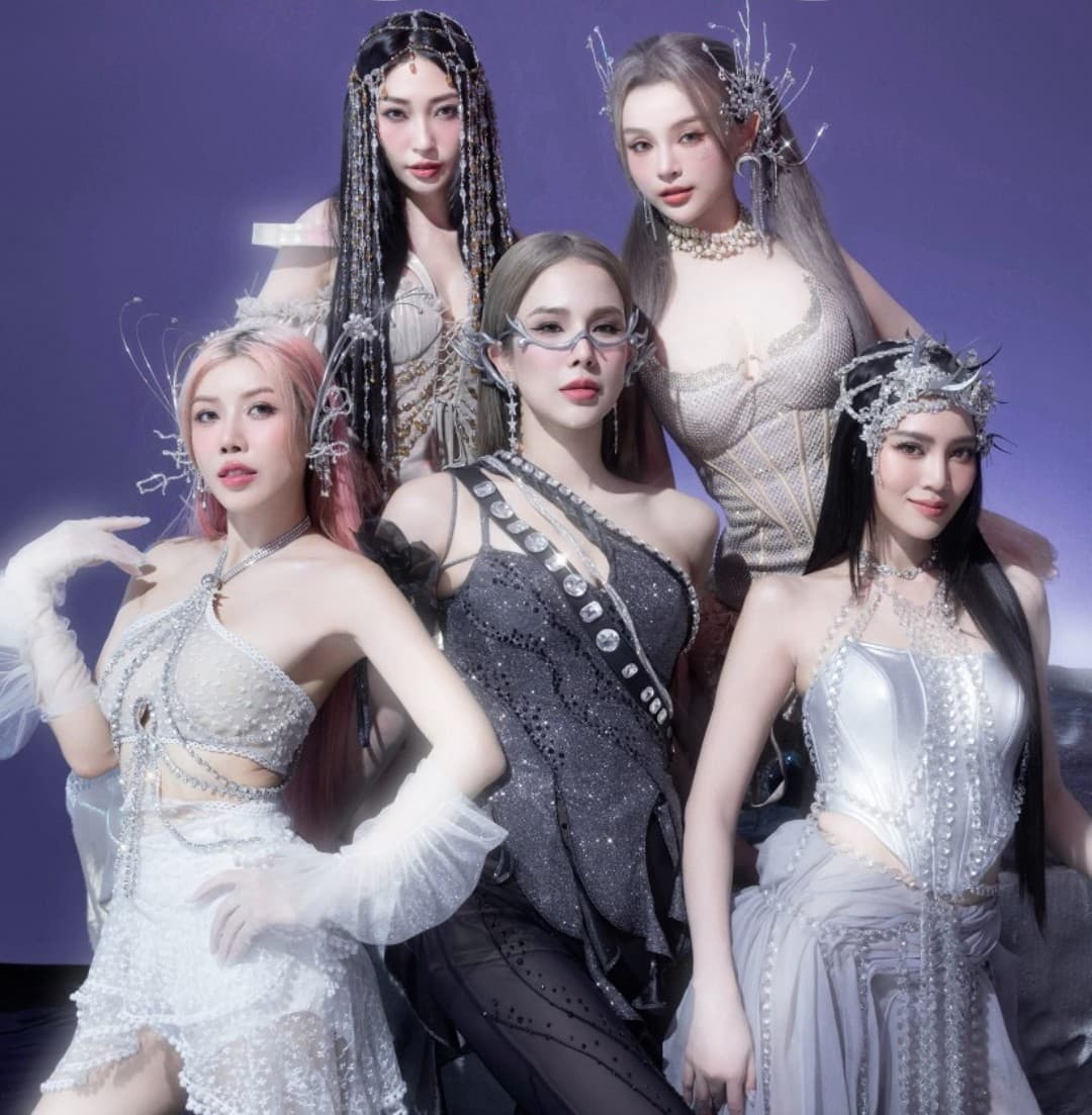 Poster nhóm nhạc Lunas. Ảnh: YeaH1