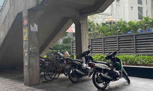 Dưới chân cầu tại tuyến đường sắt đô thị Metro Nhổn - ga Hà Nội trở thành nơi đỗ xe trái phép. Ảnh: Vân Anh