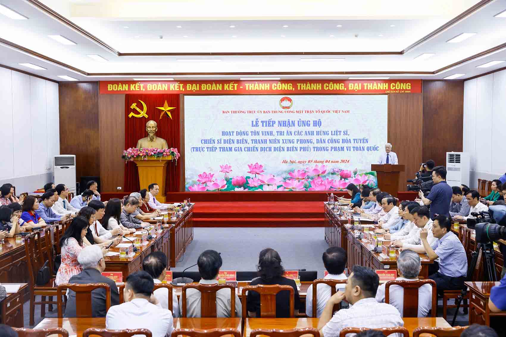 Chủ tịch Ủy ban Trung ương MTTQ Việt Nam Đỗ Văn Chiến phát biểu tại lễ tiếp nhận. Ảnh: Phạm Đông