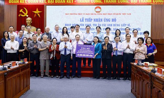 Chủ tịch Ủy ban Trung ương MTTQ Việt Nam Đỗ Văn Chiến chụp ảnh lưu niệm cùng các đại biểu tham dự lễ tiếp nhận. Ảnh: Phạm Đông