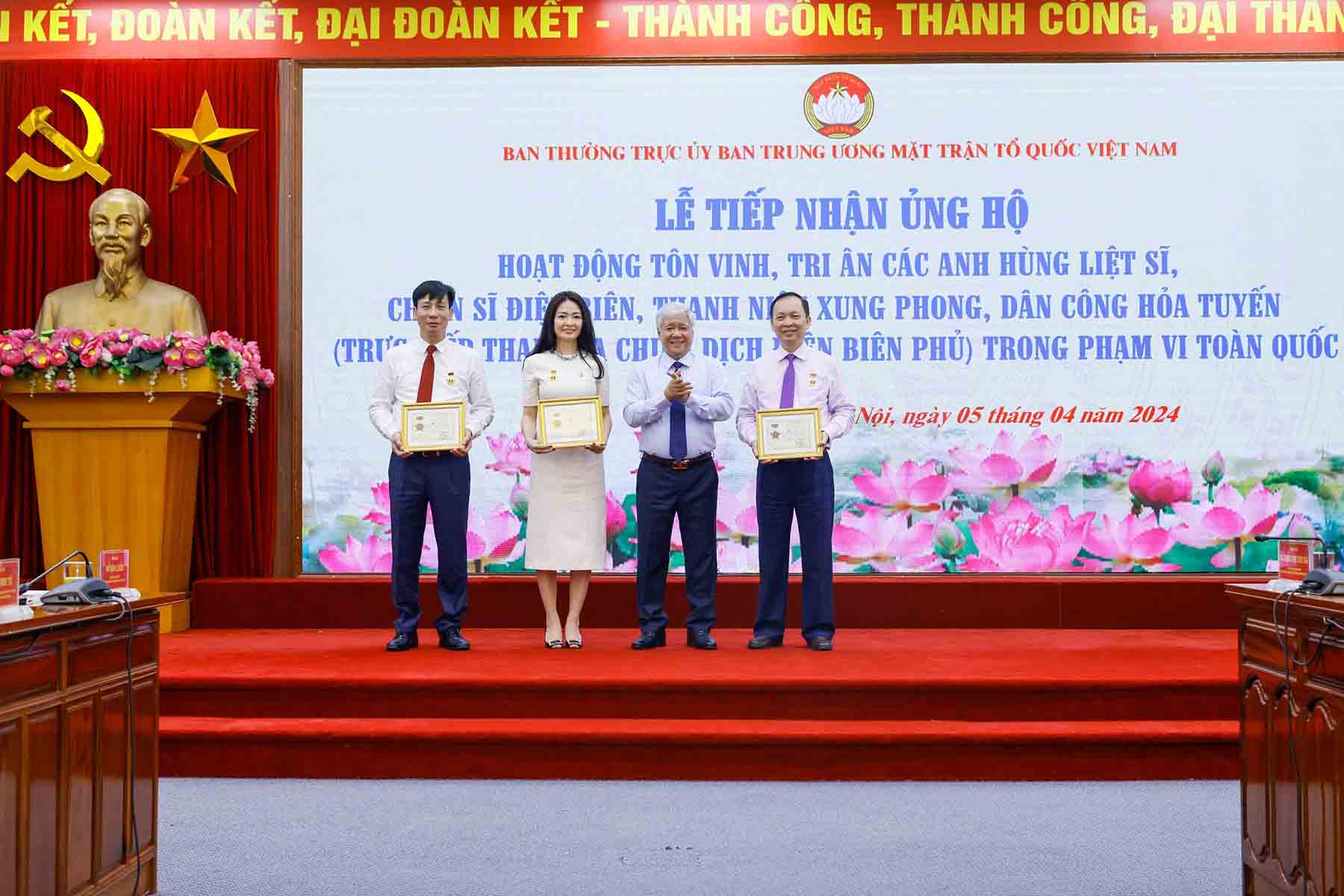 Chủ tịch Ủy ban Trung ương MTTQ Việt Nam Đỗ Văn Chiến trao kỷ niệm chương “Vì sự nghiệp đại đoàn kết dân tộc” cho các đơn vị trong ngành Ngân hàng. Ảnh: Phạm Đông