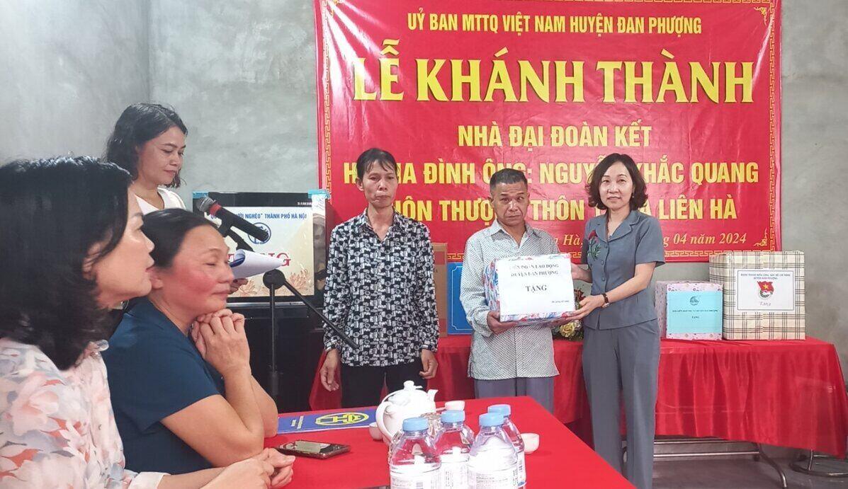 Bà Nguyễn Thị Thủy - Liên đoàn Lao động huyện Đan Phượng - trao hỗ trợ cho hộ cận nghèo. Ảnh: CĐCS