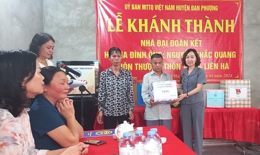 Bà Nguyễn Thị Thủy - Liên đoàn Lao động huyện Đan Phượng - trao hỗ trợ cho hộ cận nghèo. Ảnh: CĐCS