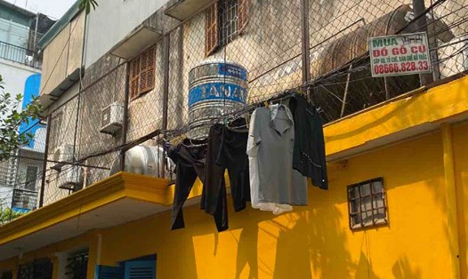 Người dân sử dụng các mạng lưới điện làm nơi phơi quần áo tại phố Thành Công, ảnh chụp ngày 4.4. Ảnh: Vân Anh