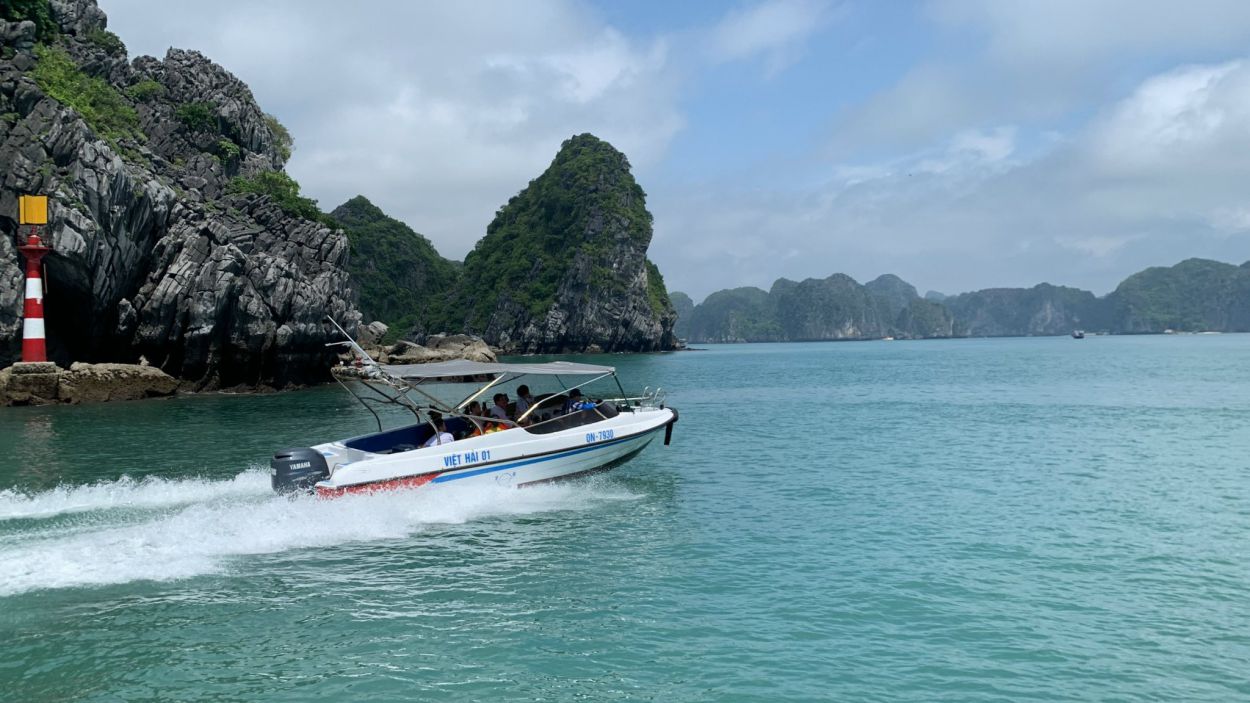 Một cano đưa khách du ngoạn trên vịnh Lan Hạ, Hải Phòng. Ảnh: Lê Hoàng Đức Anh