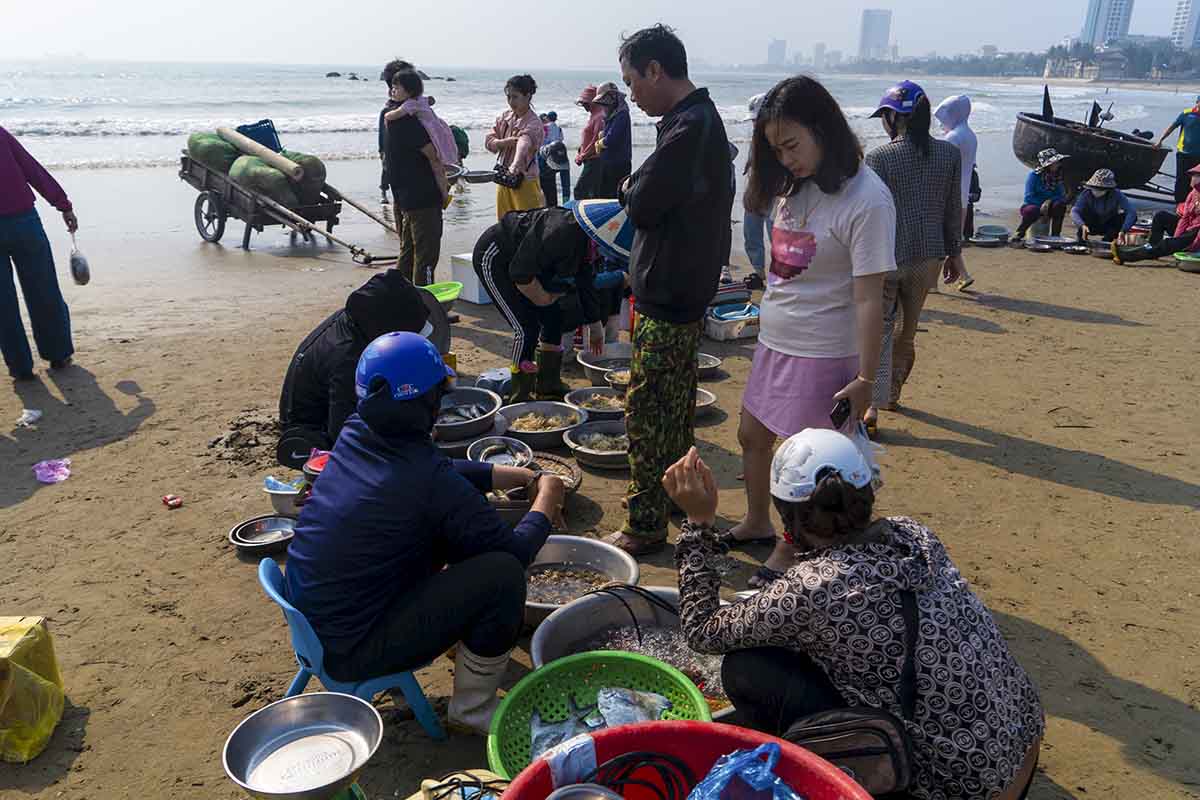 Du khách trải nghiệm mua hải sản trên biển Cửa Lò. Ảnh: Quang Đại