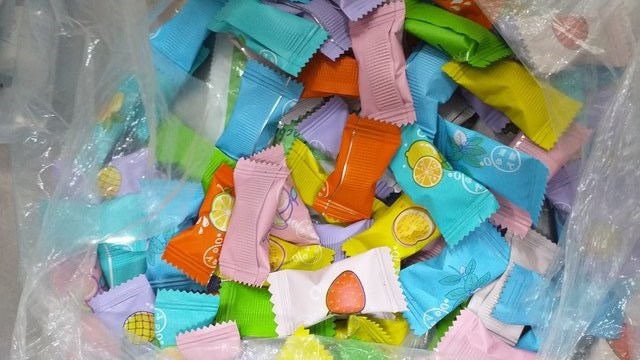 30 học sinh ở Lâm Đồng nhập viện sau khi ăn kẹo bán trước cổng trường