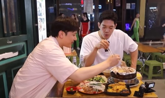 Hai chàng trai Hàn Quốc trải nghiệm ẩm thực đường phố Việt Nam. Ảnh: Chụp màn hình