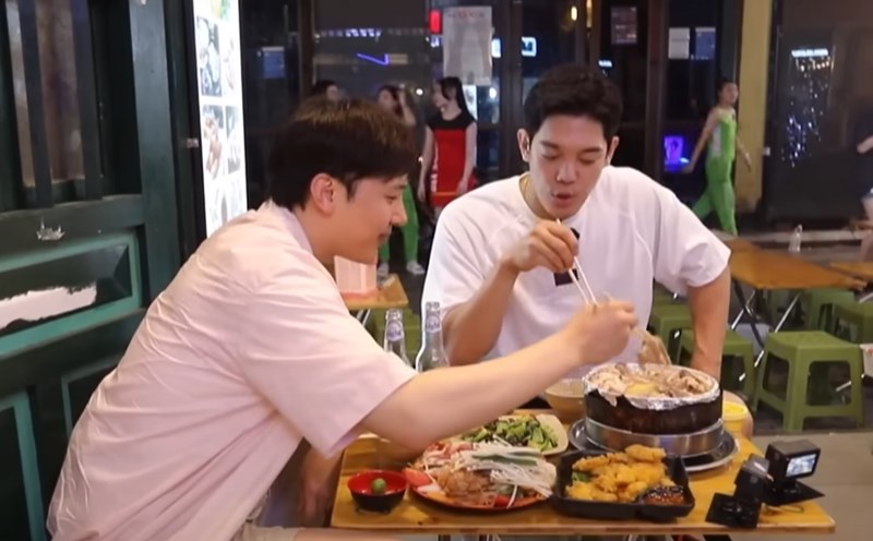 Hai chàng trai Hàn Quốc trải nghiệm ẩm thực đường phố Việt Nam. Ảnh: Chụp màn hình