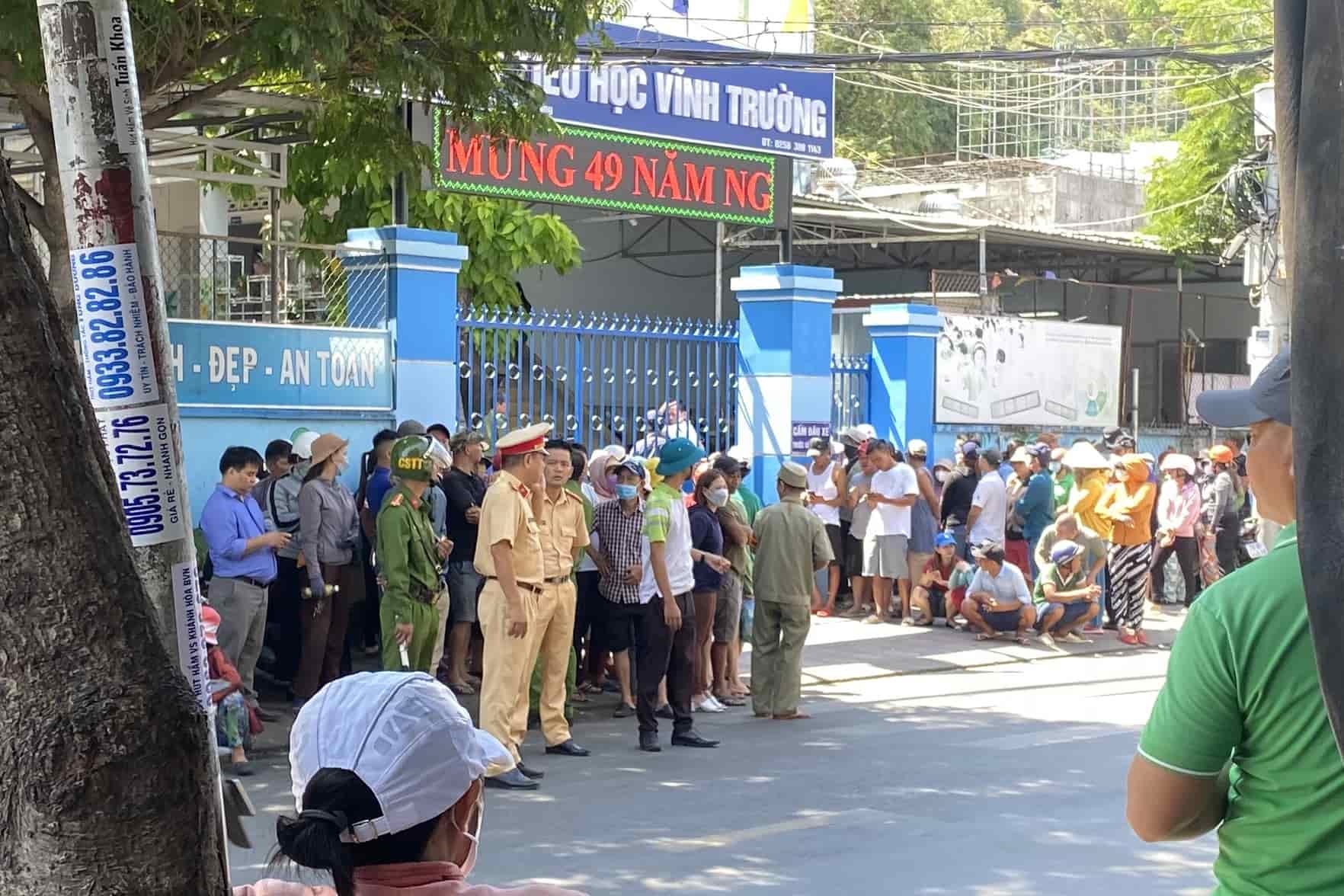 Lực lượng chức năng đảm bảo an ninh trật tự trước cổng trường Tiểu học Vĩnh Trường. Ảnh: Hữu Long