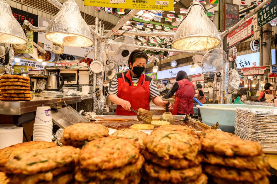 Bánh xèo Bindae-tteok tại một quầy hàng ở chợ Gwangjang, Seoul, Hàn Quốc. Ảnh: AFP