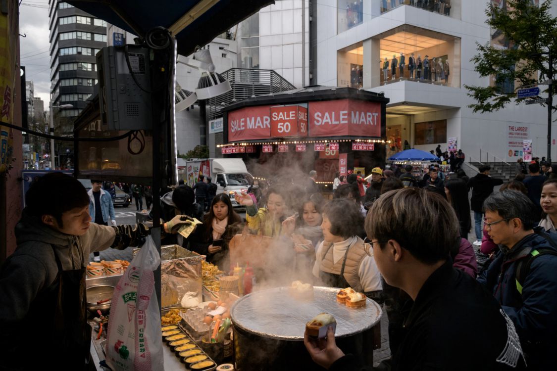 Một quầy đồ ăn ở Myeongdong, Seoul, Hàn Quốc. Ảnh: AFP