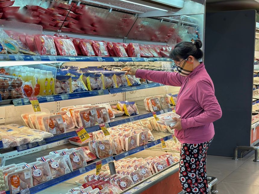 Các mặt hàng thịt gà, thịt vịt giảm giá đến 35% trong Lễ hội thịt gia cầm. Ảnh: Mai Trang