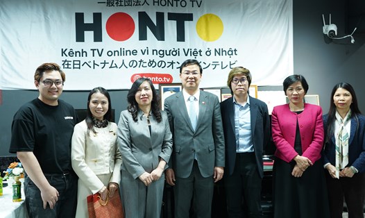Thứ trưởng Bộ Ngoại giao Lê Thị Thu Hằng, Đại sứ Việt Nam tại Nhật Bản Phạm Quang Hiệu, cùng các thành viên trong đoàn đã đến thăm HONTO TV. Ảnh: Thanh Hà