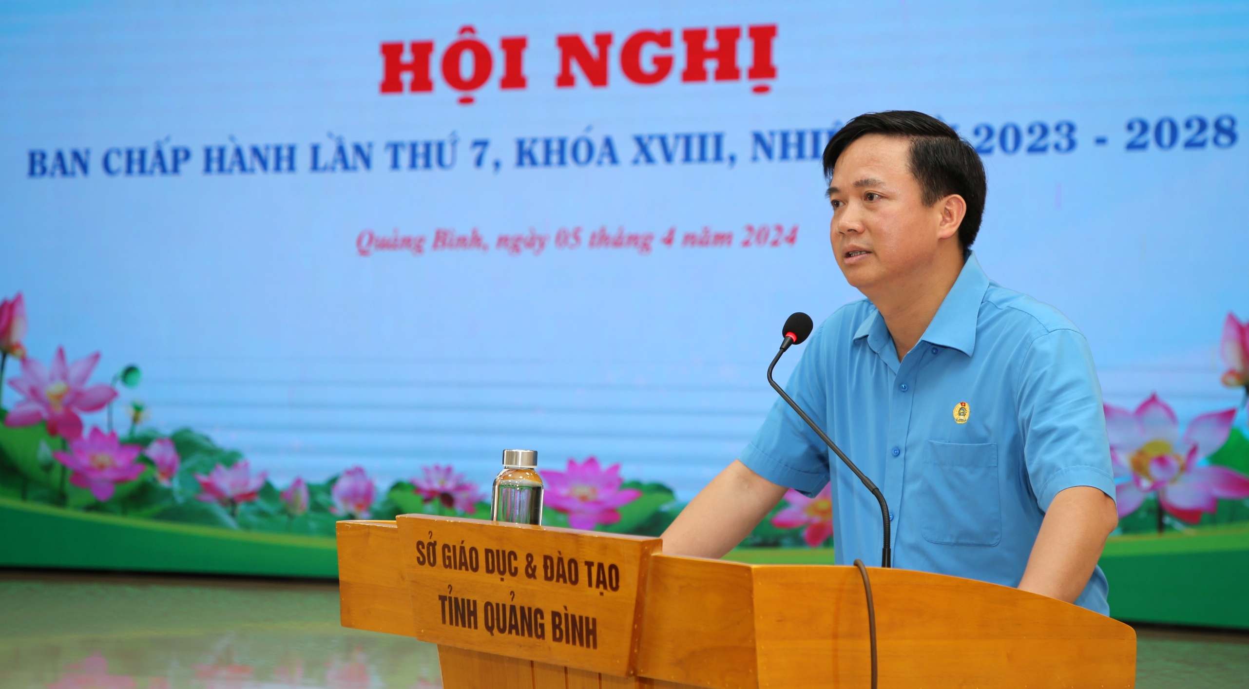 ông Đặng Tiến Nam, Chủ tịch Liên đoàn Lao động tỉnh Quảng Bình phát biểu tại hội nghị. Ảnh: Công Sáng.