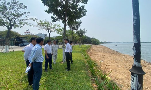 Ông Trần Chí Cường - Phó Chủ tịch UBND thành phố Đà Nẵng (ngoài cùng bên phải) kiểm tra hiện trường. Ảnh: Văn Trực