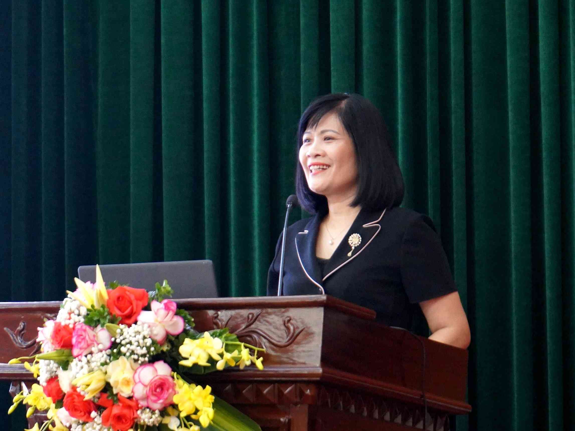 Trưởng Ban Nữ công Tổng LĐLĐ Việt Nam Đỗ Hồng Vân thông tin tại hội nghị tập huấn. Ảnh: Mai Dung