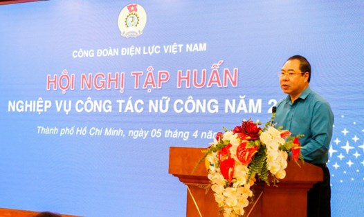 Ông Đỗ Đức Hùng -  Ủy viên BCH Tổng LĐLĐ Việt Nam, Chủ tịch Công đoàn Điện lực Việt Nam - phát biểu khai mạc hội nghị. Ảnh: Đức Long