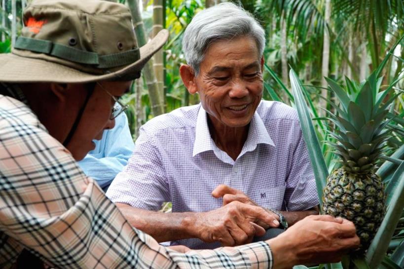 Nông dân chia sẻ về mô hình 3 tầng cho lãi cao. Ảnh: Nguyên Anh